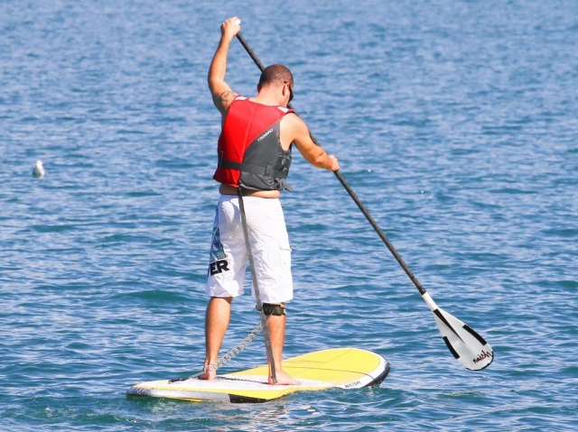  Navigation sur une planche jaune 